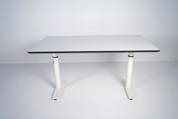 Hvite skrivebord med manuell hevefunksjon