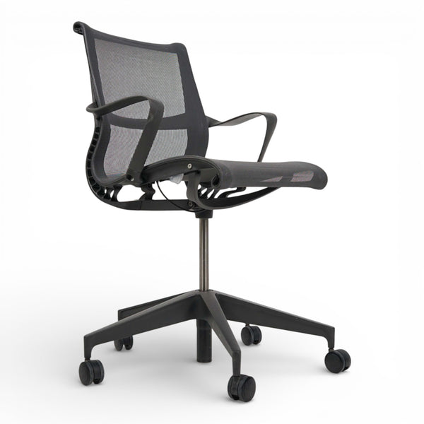 Setu Mesh konferansestol fra Herman Miller