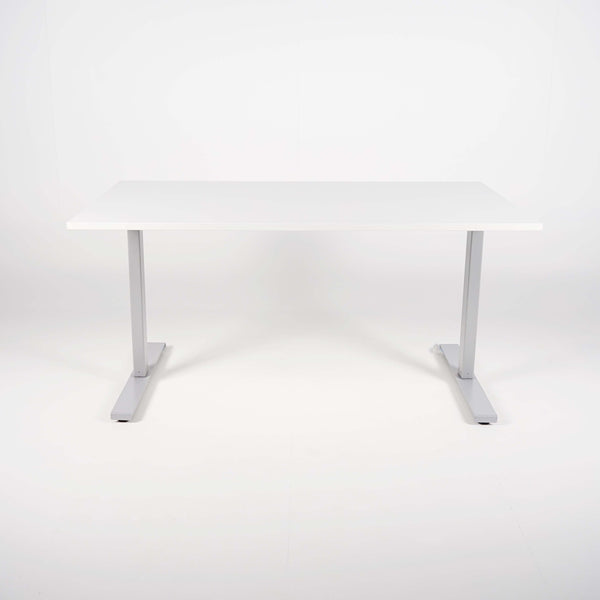 140x80 hev/senk m. grå ben fra Linak med hvit plate, pent brukt, kan tilpasses med hull, hentes på Økern eller fraktes.