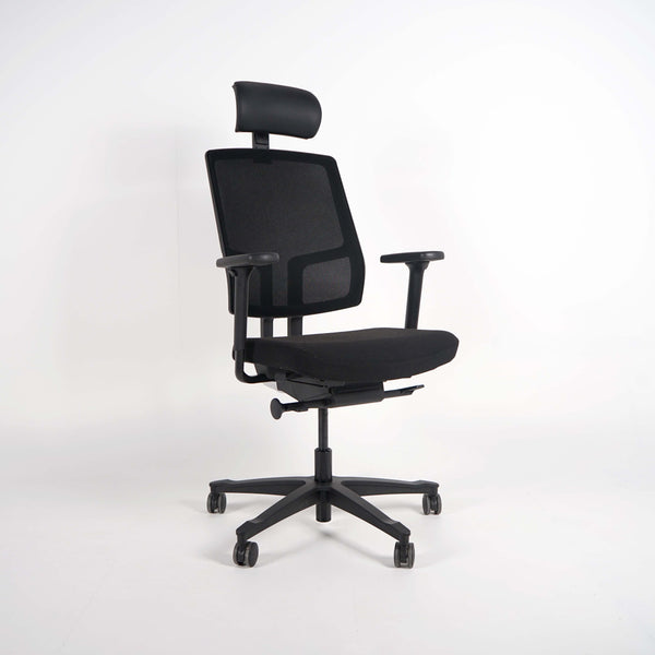 Kontorstolen EFG One sync er designet for komfort og støtte under lange arbeidsdager med ventilert nettingrygg.