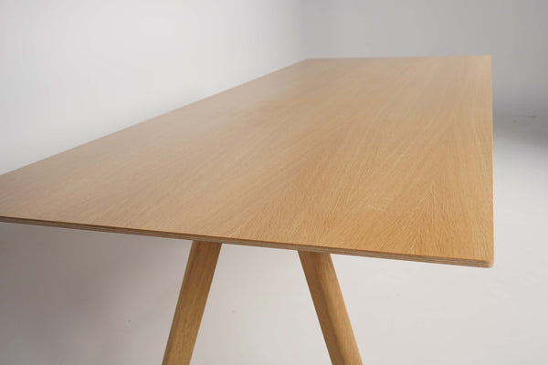 Møte- eller spisebord i tre