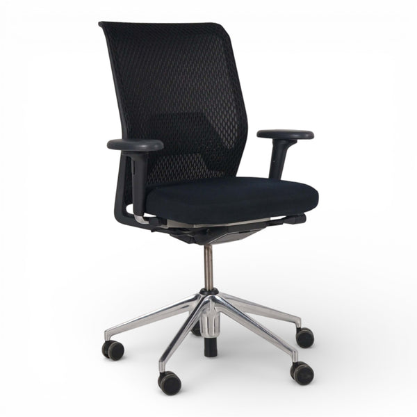 Vitra ID Mesh kontorstol med sølv benkryss