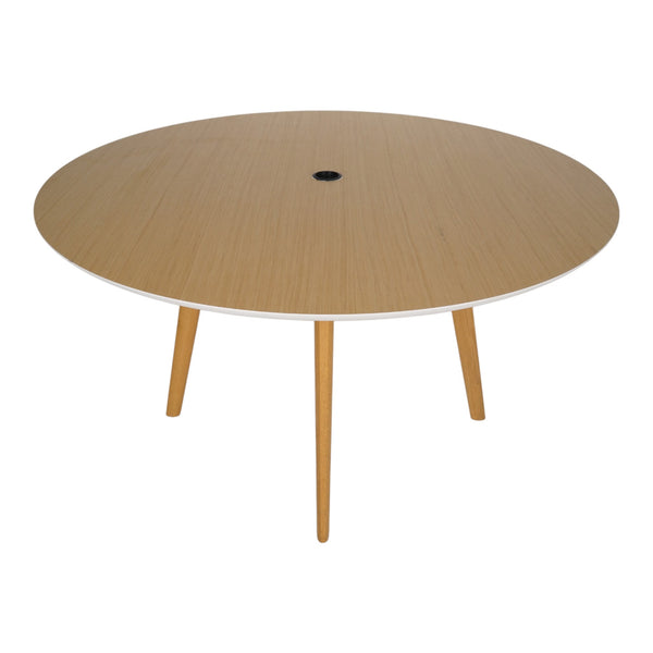 rundt møtebord i eik