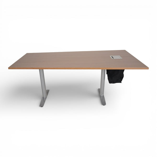 Møtebord trapes m/luke Eik